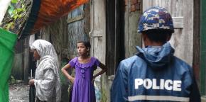 Noia rohingya davant d'un policia.