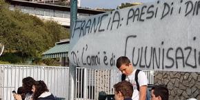 Un grup d'alumnes, amb una pancarta que retreu a França un caràcter colonitzador, durant la protesta “Illa morta”