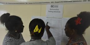 Votants comproven la seva inscripció a les llistes electorals del referèndum.