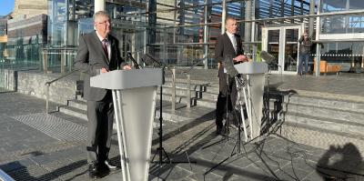 Mark Drakeford (primer ministre gal·lès, Partit Laborista) i Adam Price (líder del Plaid) anuncien l'acord.