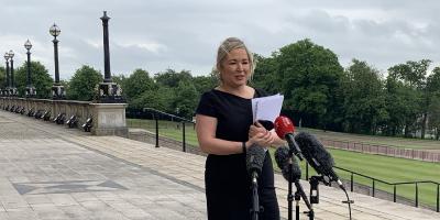 Michelle O'Neill, líder del Sinn Féin i diputada, presenta la carta davant els mitjans.