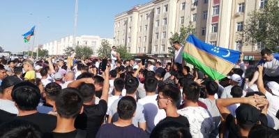 Manifestants a Nukus l'1 de juliol de 2022 amb banderes del Karakalpakistan.
