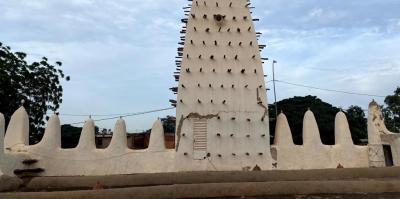 Minaret de la mesquita de Bobo-Dioulasso, a l'oest de Burkina Faso. La seva arquitectura és d'influència saheliana a diferència de les mesquites de la capital, Ouagadougou. Un exemple de la proximitat cultural entre l'oest de Burkina Faso i l'oest de Mali